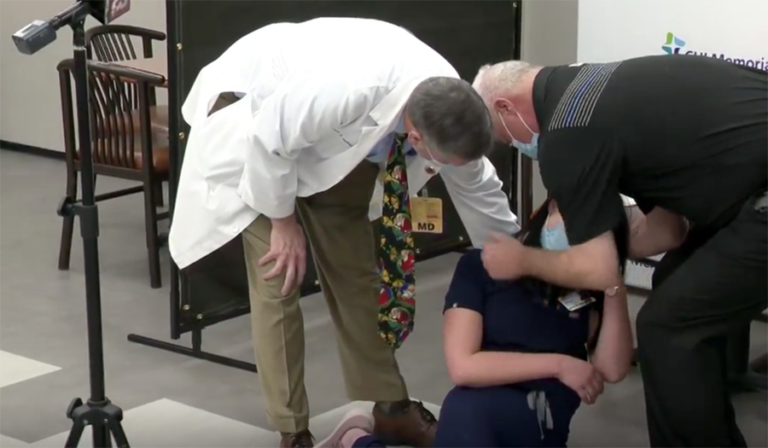 Sjuksköterska på ett sjukhus i Tennessee USA svimmar efter Covid-19-vaccination. Foto: Newschannel9.com