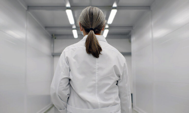 Läkare uppmanar dig att utbilda dig själv om vacciner. Foto och licens: Shutterstock.com